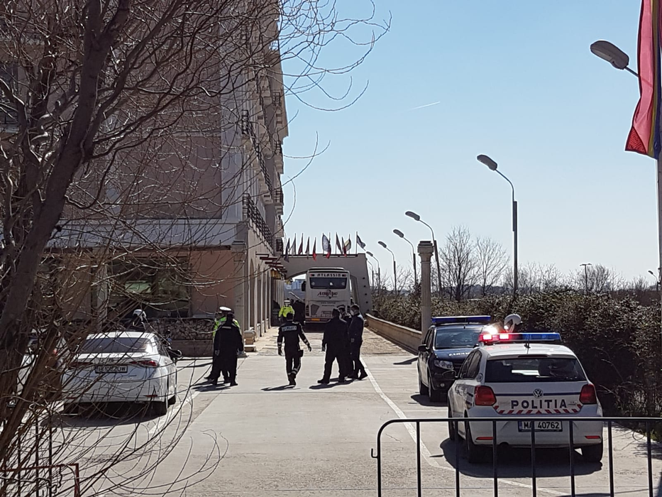 Poliția din București escortează autocarele cu români veniți din zonele cu risc de coronavirus. Oamenii vor intra în carantină