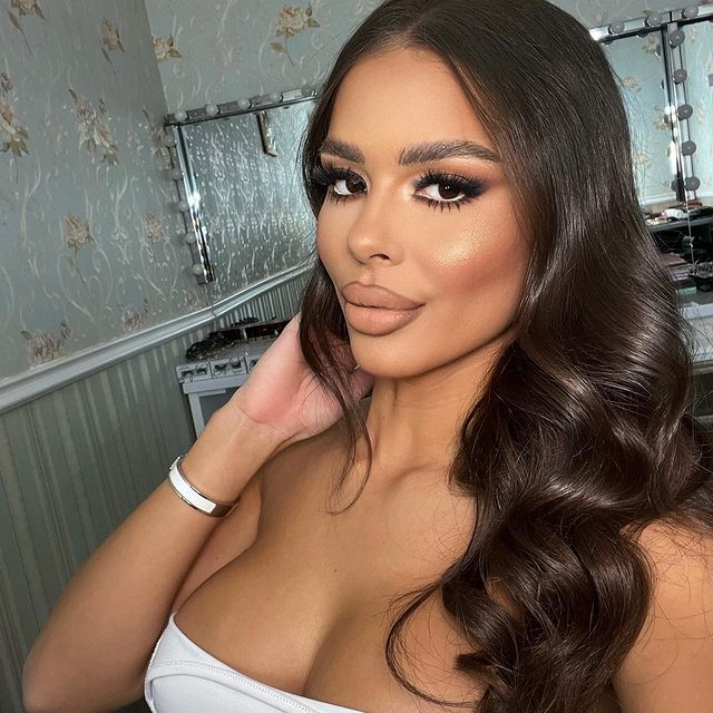 Claudia știe c-ai vrea să te joci un pic cu ea! Călătorește peste tot, dar la bărbați pare să nu aibă noroc!