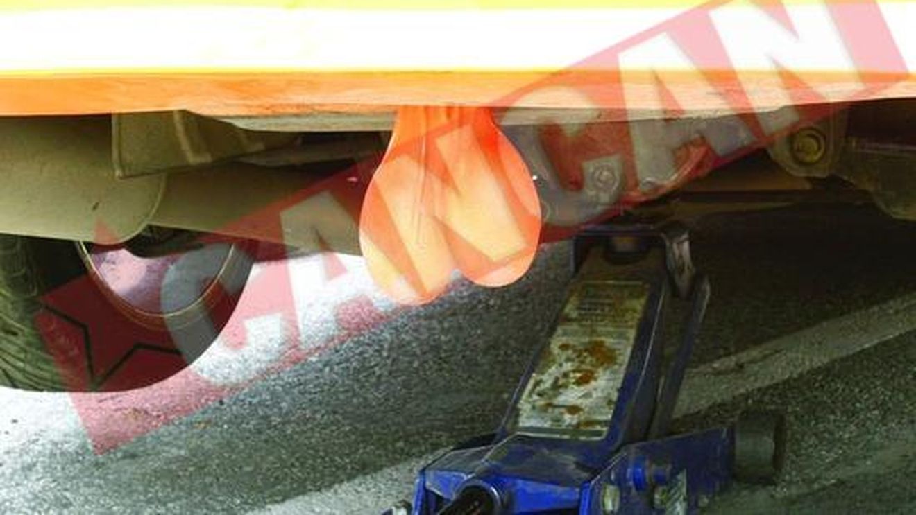 Un roman Si-a "dotat" masina cu Testicule