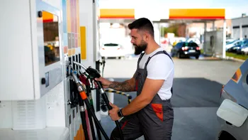 Cât a ajuns să coste benzina la mijlocul săptămânii în România: prețul a trecut de 8 lei pe litru în marile orașe