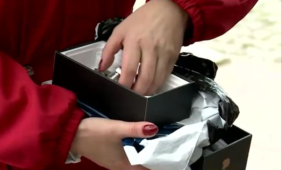 O femeie din Galați a primit șuruburi în locul unui iPhone de 6.700 de lei și a alertat poliția. Ce au declarat oficialii magazinului de unde l-a comandat