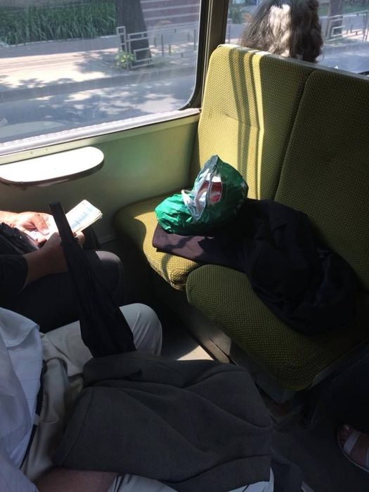 Gestul făcut de doi bătrâni din Iași în timp ce călătoreau într-un tramvai foarte aglomerat: „Toată lumea plătește pentru mijlocul de transport!”