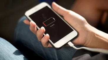 Ce faci dacă ai rămas cu 0% baterie la smartphone și nu gasești priză. Cum îți poți încărca telefonul folosind acest truc