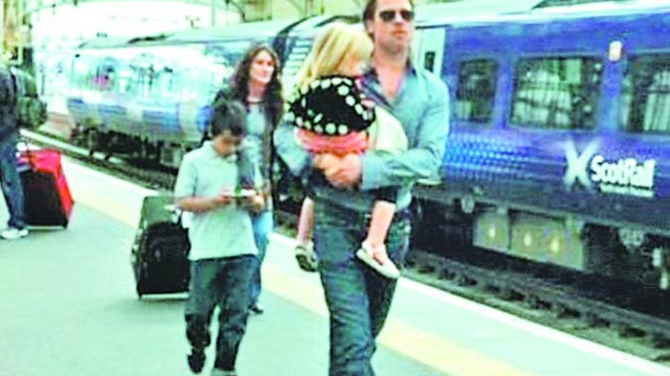 Brad Pitt si-a rasfatat familia in Anglia! Un tren intreg pentru tot familionul
