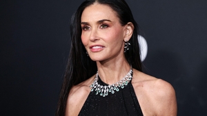 Demi Moore, o adevărată apariție la Milano! Tunsoare bob și o ținută integral din piele la show-ul Gucci