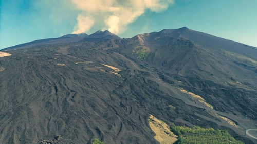 Vulcanul Etna a eliberat un nor de cenușă la 4 km altitudine. Este alertă roșie, iar zborurile au fost afectate
