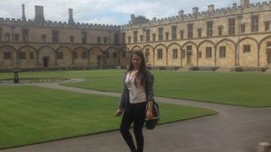 Vezi cum a ajuns o fata obisnuita dintr-o comuna din Bistrita sa studieze la cel mai tare colegiu din Oxford!