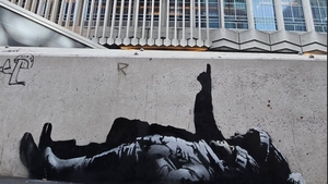 Misteriosul Banksy revine! O nouă operă de artă a apărut din senin pe zidurile Londrei!