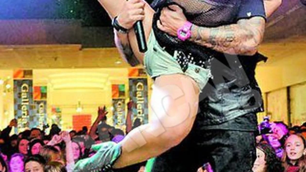 Dansatoarele lui Alex Velea s-au dat in spectacol la Suceava! S-au miscat provocator in fata copiilor
