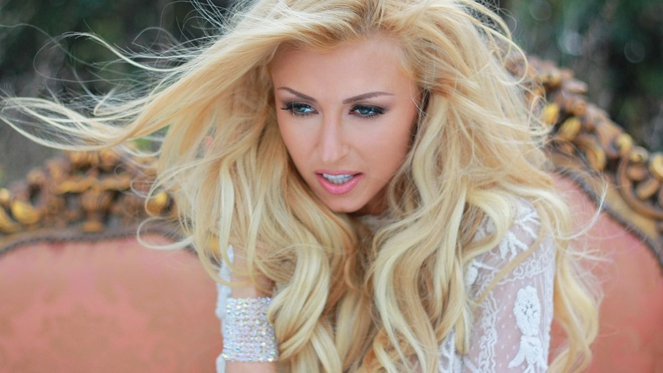 Andreea Bălan, schimbare spectaculoasă de look! Cântăreaţa s-a făcut brunetă şi s-a tuns scurt! Îţi place cum îi stă?