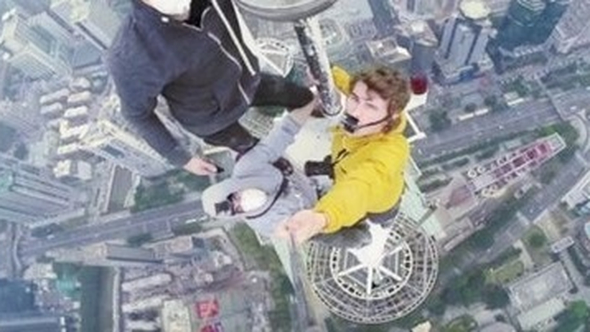 Un tânăr din Iaşi a murit după ce a vrut să-şi facă selfie pe macara