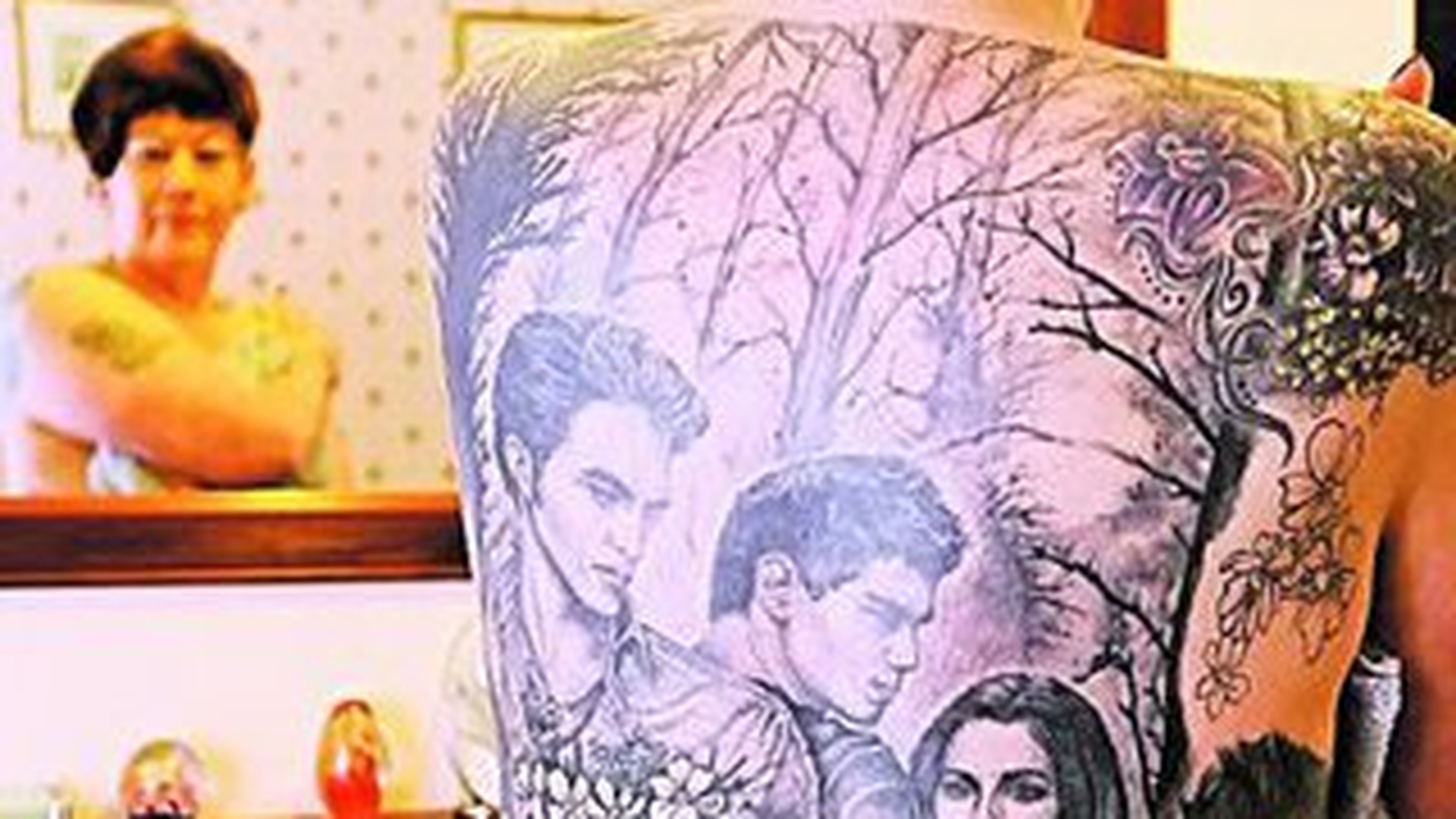 Si-a tatuat pe spate eroii din "Twilight"