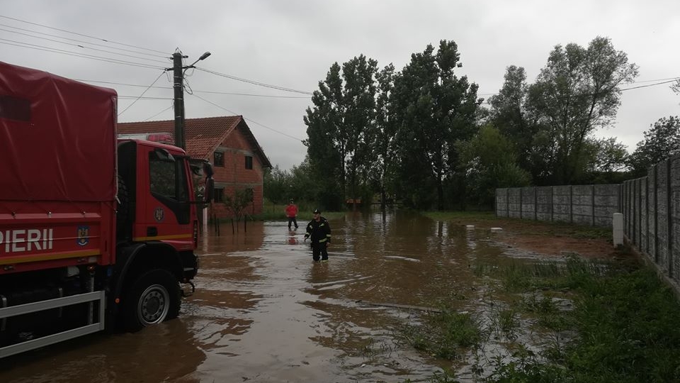 Mai multe gospodării din Arad au fost inundate și o mașină a fost luată de viitură! DN7 a fost blocat și se circulă pe un sens