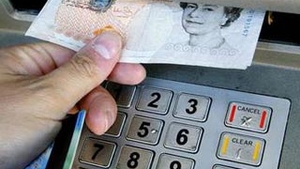 Doi romani care furau cardurile pensionarilor din Anglia au fost arestati