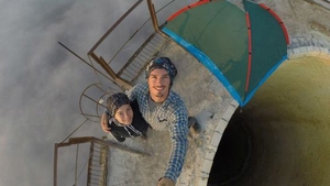 VIDEO! Cu cortul printre nori, în vârful unui coş de fum înalt de 254 de metri! Aventură nerecomandată turiştilor obişnuiţi
