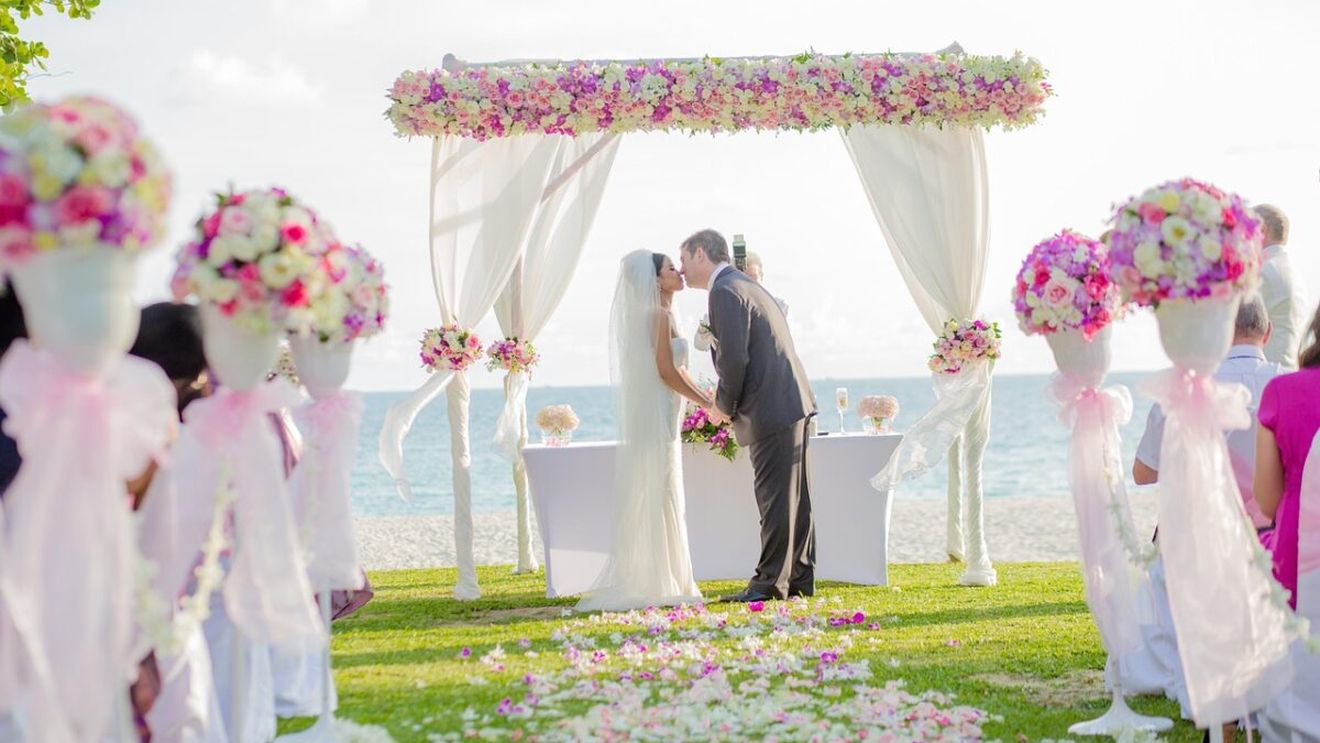 Atenție, români! De ce vrea ANAF toate detaliile despre nunțile și botezurile de la saloane