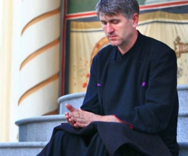 CRISTIAN POMOHACI se confruntă cu acuzaţii tot mai grave. Un tânăr susţine că are un filmuleţ cu preotul: „Băieţii îl urmau în cameră…“