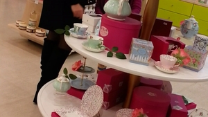 Primele imagini cu Moni si Irina, dupa cinci luni de absenta! Cum se comporta "diva" cu fiica ei cand crede ca nu e filmata