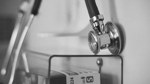 Un bărbat din Brașov a venit la spital pentru a asista la nașterea fetiței, dar i s-au făcut documentele de internare și a fost la un pas să fie operat din greșeală