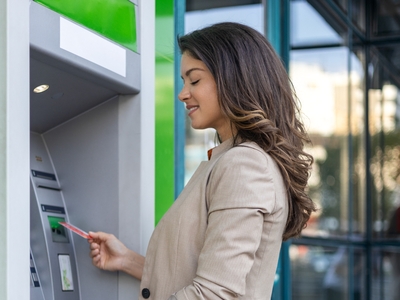 Retrageri cu sume personalizate la bancomate. Ce schimbare este pregătită pentru românii care folosesc ATM-ul