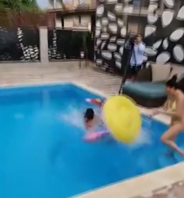 Brigitte Pastramă, dezmăț la petrecerea burlăcițelor. Sexoasele s-au distrat la piscină și au dansat pe manele