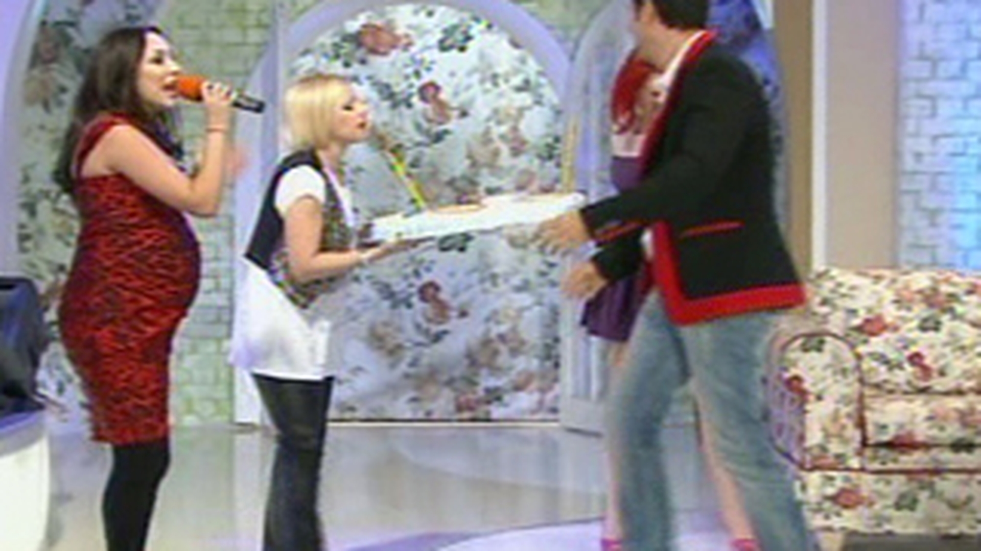 Andra i-a cantat "La multi ani, tati" lui Maruta si i-a dat un tort in forma de carucior