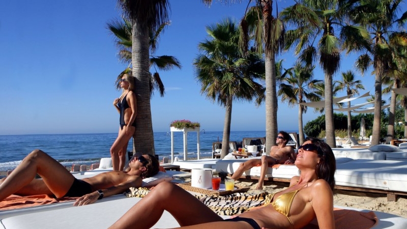 Cat te costa daca vrei sa te distrezi cu vreo 2-3 prieteni la Nikki Beach, in St. Tropez! Uite o nota de plata pentru cateva ore!