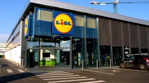Românii năvălesc la Lidl pentru produsul de 3 lei vândut înainte de Crăciun. Ce program au supermarketurile retailerului german