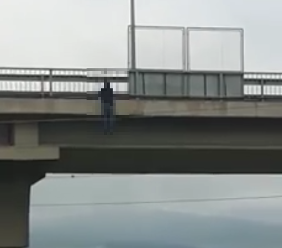 Bărbatul care s-a spânzurat de pasarela de la ieşirea din Alba Iulia este jurnalistul Cristian Matos
