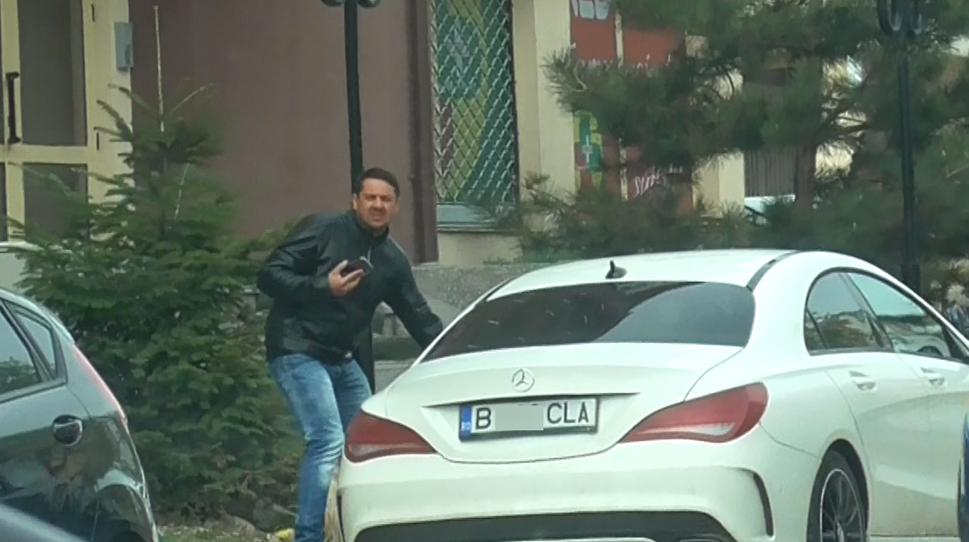 Cristi Constantin se urcă în Mercedes-ul său