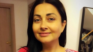 GABRIELA CRISTEA s-a plâns că nu mai încape în rochiile vechi, dar azi s-a afişat în direct mulată toată şi cu o rochiţă extrem de scurtă! Ce a mărturisit prezentatoarea TV, cu mâna pe burtică