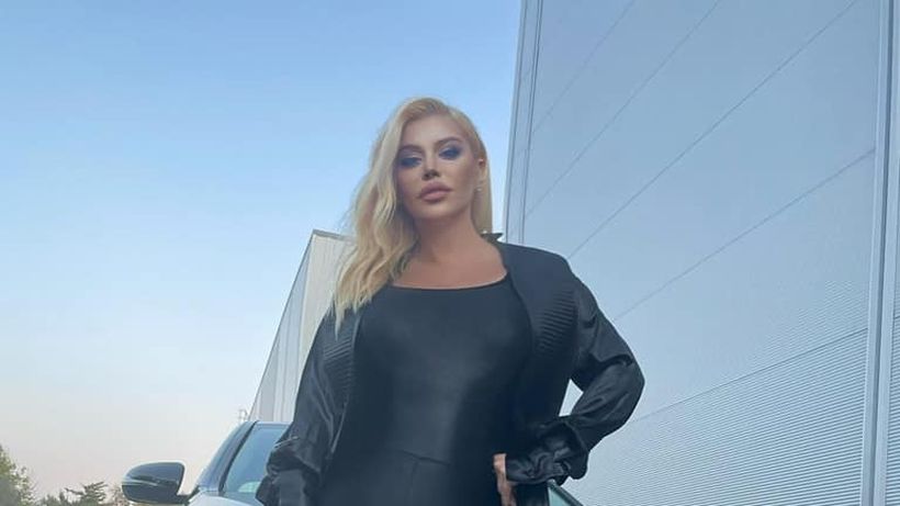 Loredana Groza a dat-o în bară, la propriu! Până și mașina vedetei e „tunată” în Photoshop