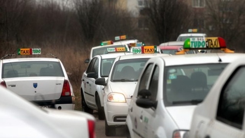 Un taximetrist din Timiș, bătut de trei clienți, pentru că ar fi ales un traseu mai lung în timpul cursei
