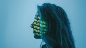 Vrea să ne conecteze creierul la AI? Planul șefului OpenAI care ar putea schimba viitorul omenirii