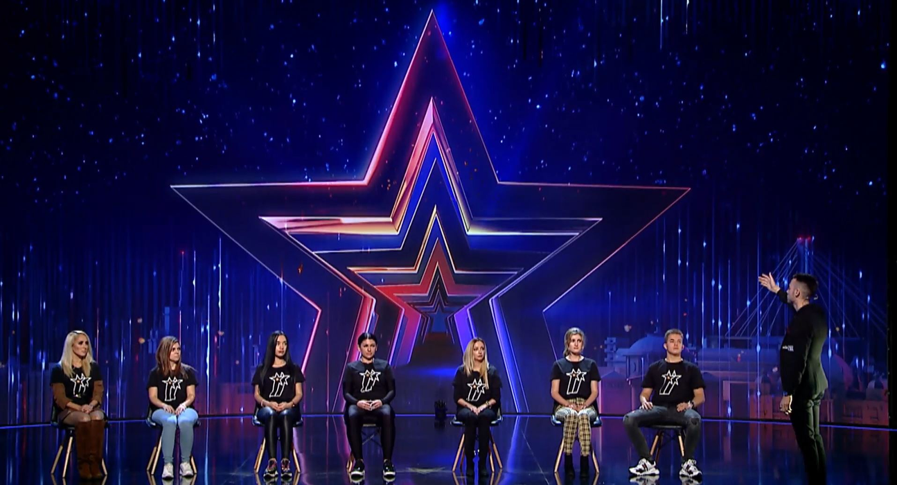 Smiley are un “viciu blând”, dar cu efecte periculoase. Pavel Bartoș l-a dat de gol în timpul filmărilor pentru Românii au Talent: “De-aia nu-mi iese mie hipnoza cu el” | VIDEO