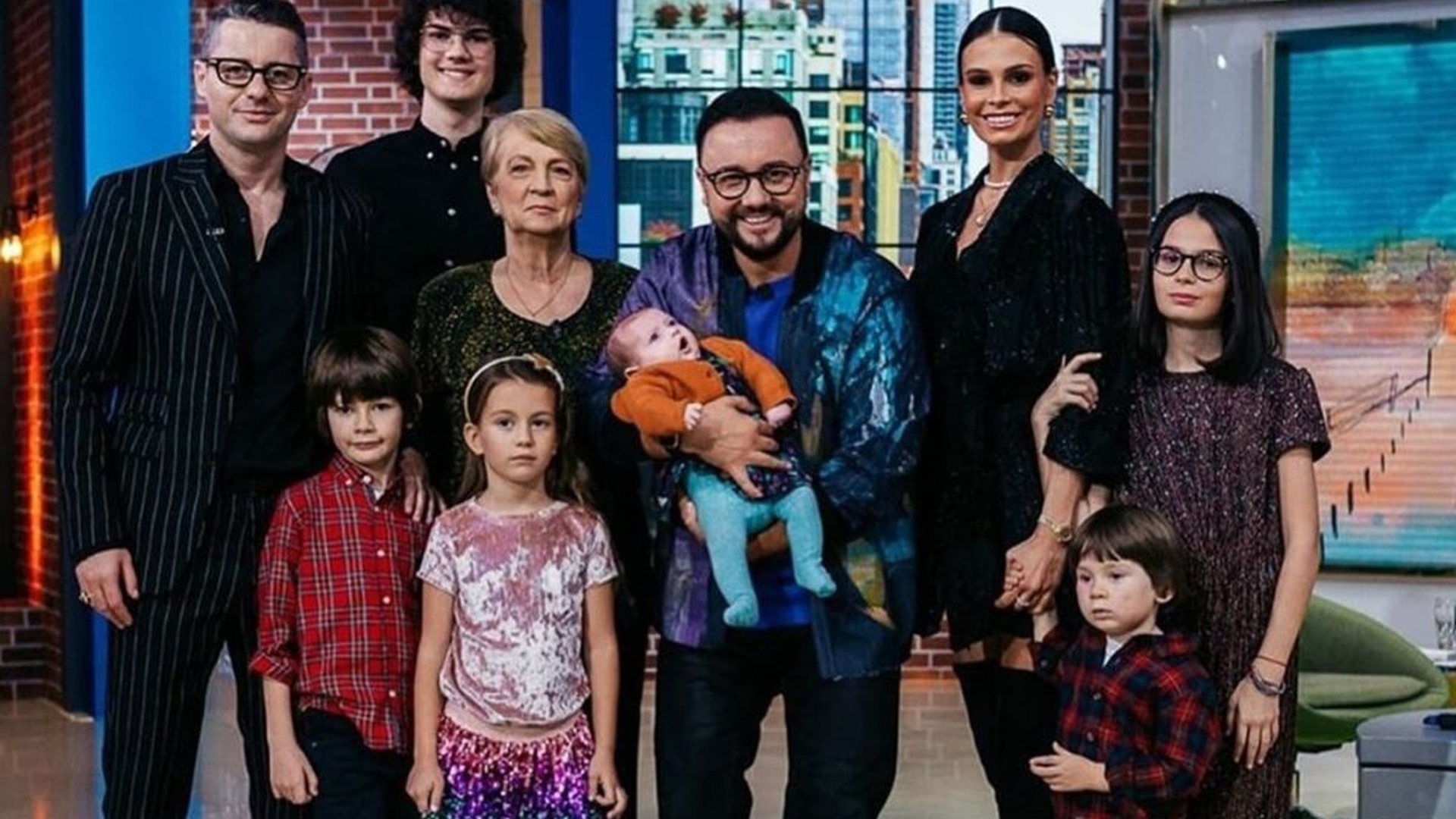 Mama-eroină, obicei "bizărel" nocturn! Cu câți dintre cei 6 copii ai ei doarme Anca Serea în același pat