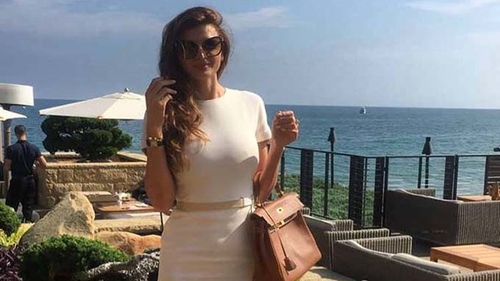RAMONA GABOR a scos bărbaţii din minţi, la plajă! I s-au văzut silicoanele în toată splendoarea!
