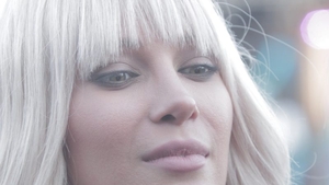 Lora a izbucnit în lacrimi la TV. Ce a emoţionat-o pe artistă