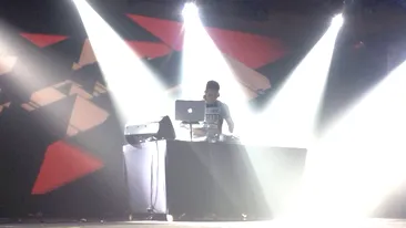 VIDEO / Un cunoscut DJ a murit sub privirile fanilor, după ce scena s-a prăbuşit! Imaginile dure ale tragediei