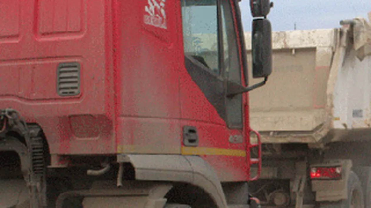 Un camion s-a prabusit cu tot cu podul pe care il traversa