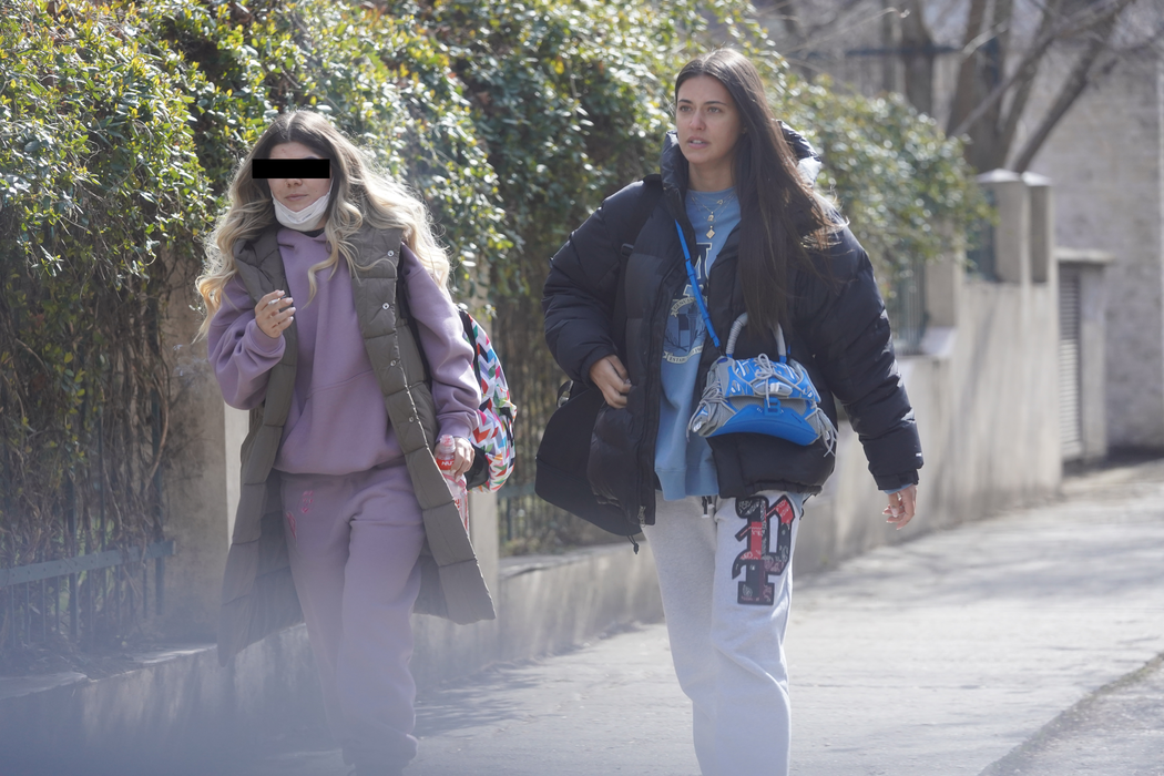 Antonia se plimbă alături de prietena ei