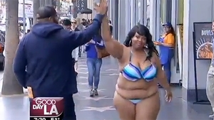Cum a incercat o femeie de 117 kilograme sa atraga atentia barbatilor. S-a dezbracat pe strada si..."M-am saturat"