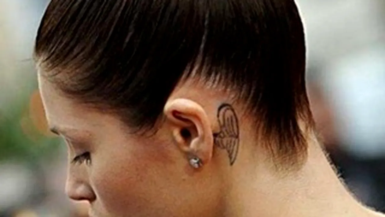 Gemma Arterton si-a etalat noul tatuaj!