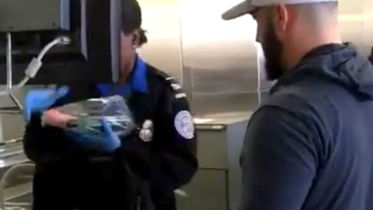 Ce i-a făcut un tată pervers fiului său în aeroport. Când a controlat bagajul, omul de la securitate a găsit un...