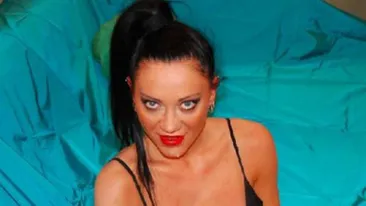 Ea este femeia care străbate ţara cu rulota, pentru a face amor pe bani! Are 34 de ani şi a debutat în…