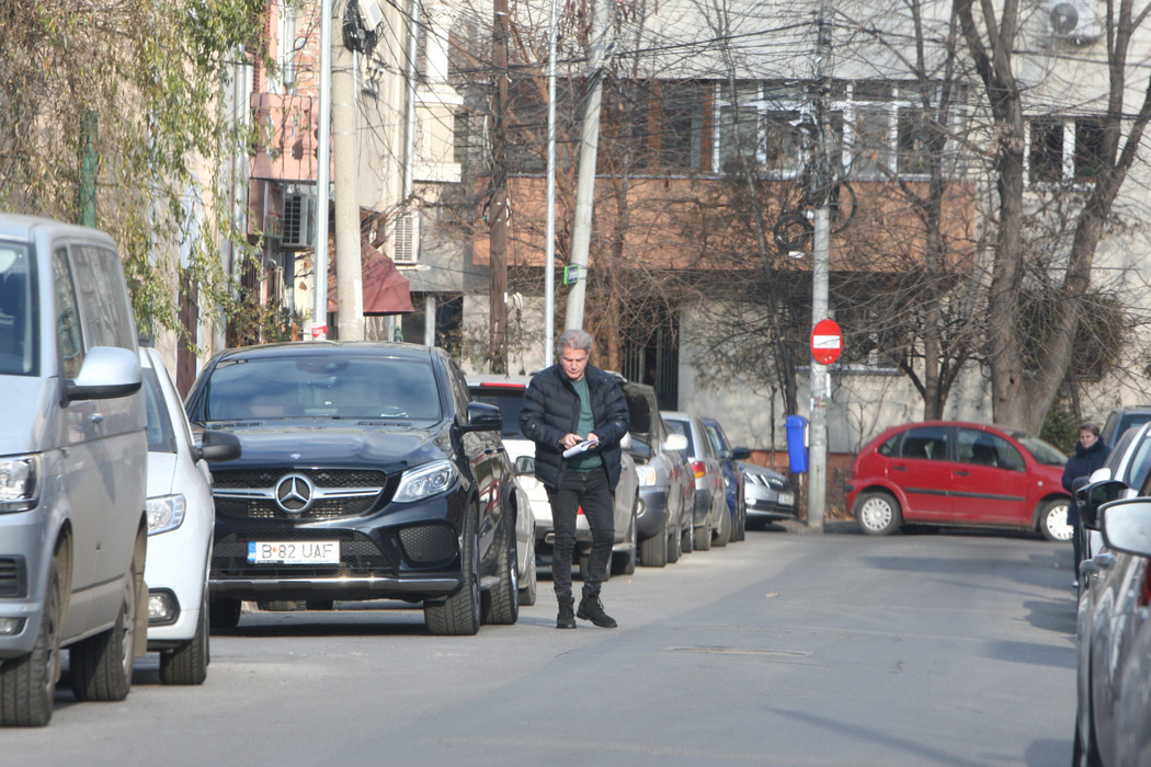 Și-a luat documentele și a plecat către bancă