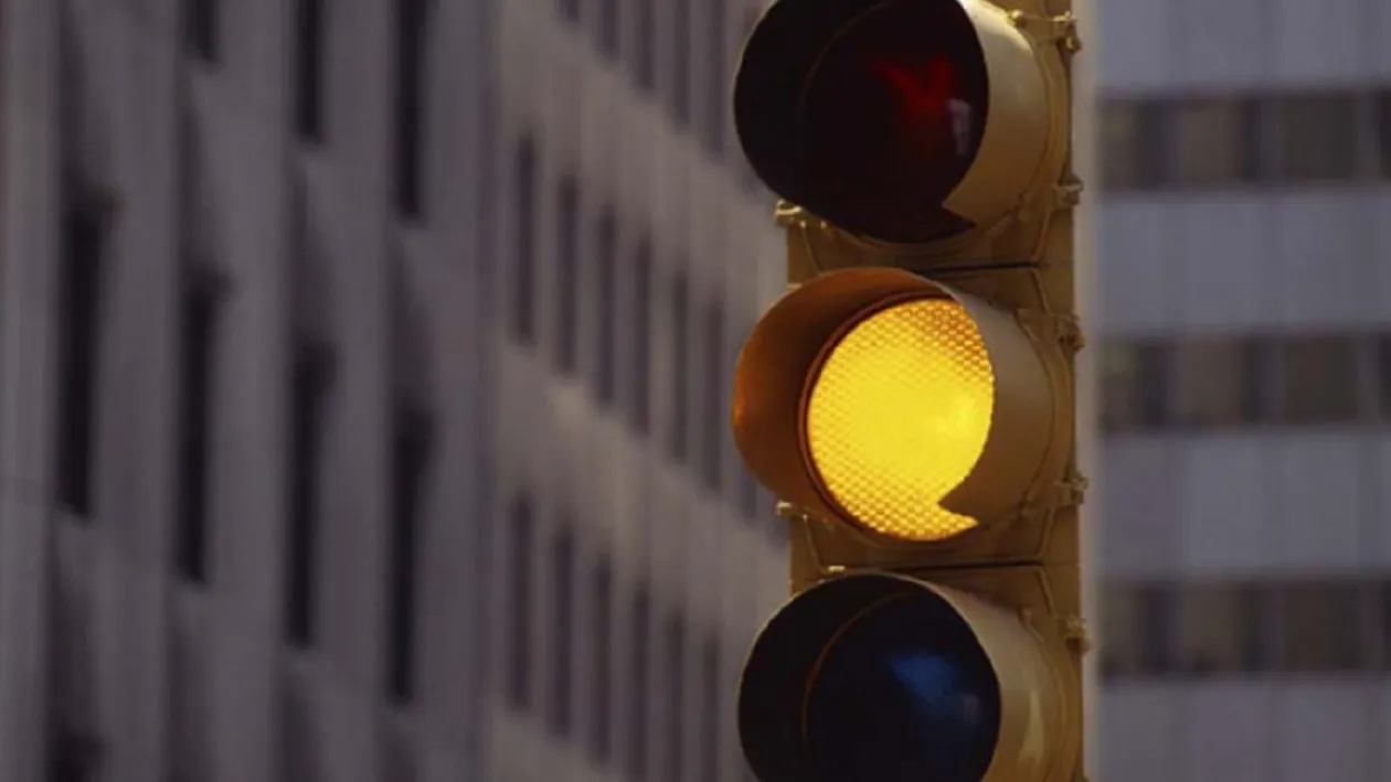 Nu vei mai trece pe galben după ce afli ce stipulează art. 99 din OUG 195/2022. Cât este amenda în cazul în care te grăbești și „forțezi” semaforul