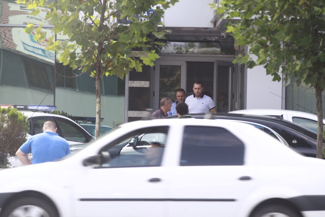 Becali vorbeşte cu anchetatorul său, Cornel Ivănuş, fiind foarte binedispus