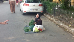 Povestea emoţionantă a bătrânei care vinde mărar la Obor. Cu lacrimi în ochi, imploră lumea...