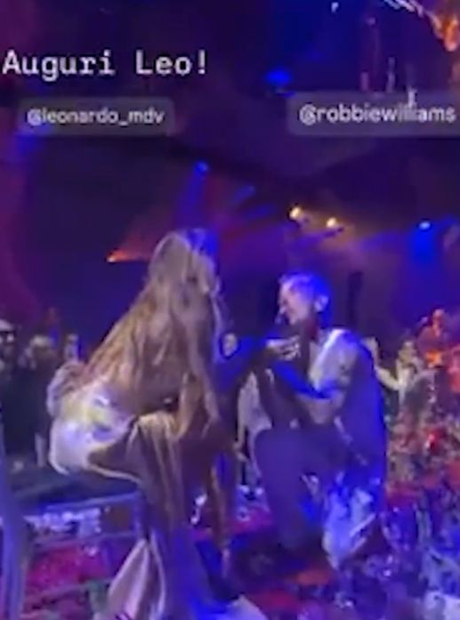 Robbie Williams s-a pus în genunchi în fața Mădălinei Ghenea. Sursa foto: social media